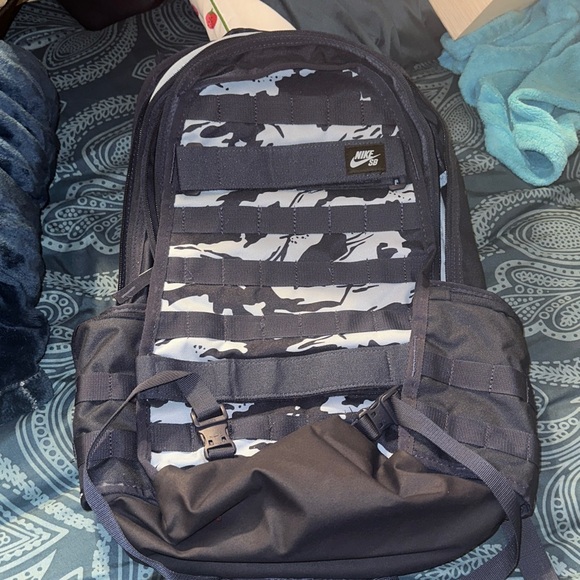 Nike SB Men's Backpack in Camo and Black - Picture 2 of 12